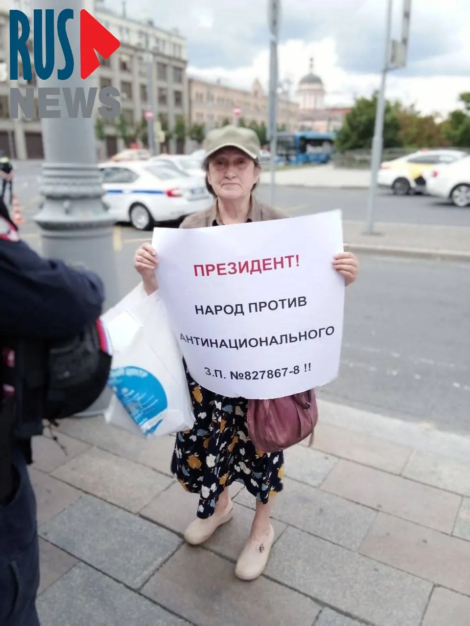 В Москве полицейские задержали Наталью Шамину, председателя новосибирского отделения ВООПИК, которая вышла в одиночный пикет против законопроекта о передаче регионам права выводить памятники из реестра. Градозащитники опасаются, что это приведёт к массовым сносам в интересах застройщиков.