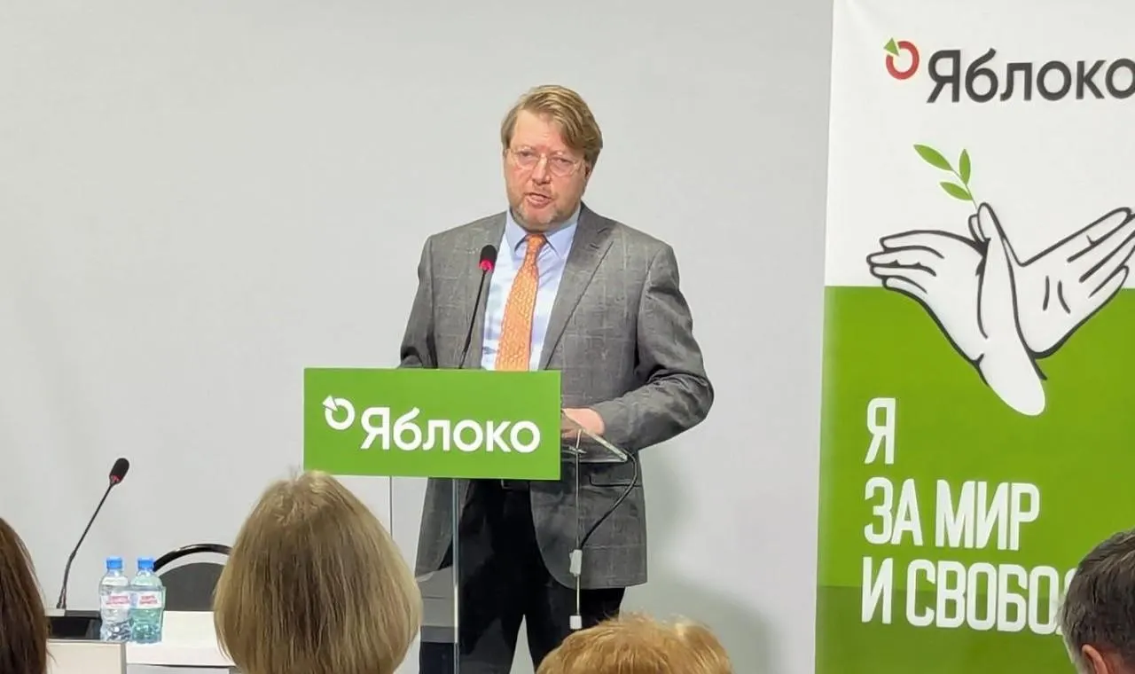 Суд оставил в силе штраф для Николая Рыбакова по делу о демонстрации «экстремистской символики». Партия планирует обжаловать решение в Конституционном суде.