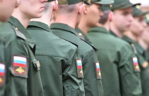 Правительство поддержало законопроект, позволяющий направлять срочников на службу в пожарно‑спасательные подразделения МЧС — меру предлагают применить для снижения дефицита кадров.