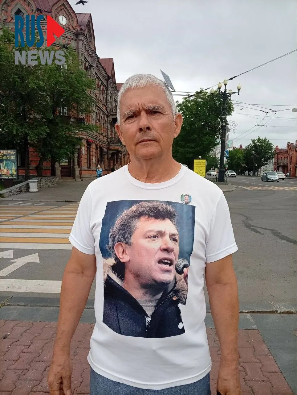 Зигмунд Худяков вышел на одиночный пикет в центре Хабаровска и прочитал стихотворение о гражданской пассивности. Ранее его уже задерживали за аналогичную одежду.
