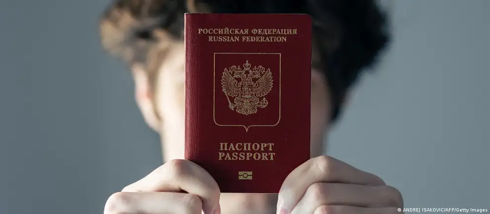 Евросоюз предлагает ограничить визовый запрет только для тех, кто непосредственно участвовал в боевых действиях в Украине; в документ добавлены гуманитарные и служебные исключения.