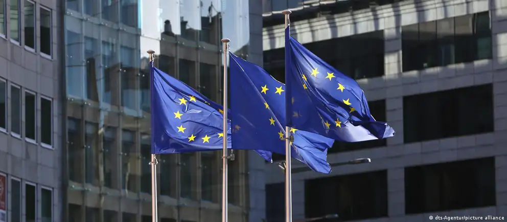 Страны Евросоюза договорились о 21-м пакете ограничений в отношении России; пакет ждёт окончательного утверждения Совета ЕС. Документ затрагивает энергетический и финансовый сектора, экспорт технологий для ВПК, меры против «теневого флота» и впервые — ограничения для рыболовства и въезда для военнослужащих.