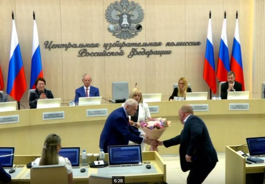 На 28-м заседании ЦИК единогласно подтвердил 260 кандидатов от «Справедливой России», вручил удостоверение Сергею Миронову, поддержал назначение члена комиссии с правом совещательного голоса и утвердил 43 финансовых уполномоченных «Яблока» в регионах.