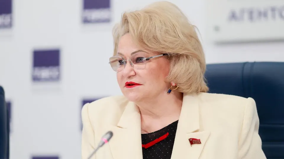 Депутат утверждает, что последствия ударов по нефтеперерабатывающим заводам недооцениваются официальными властями; дефицит топлива уже отражается на сельском хозяйстве и логистике поставок продуктов.