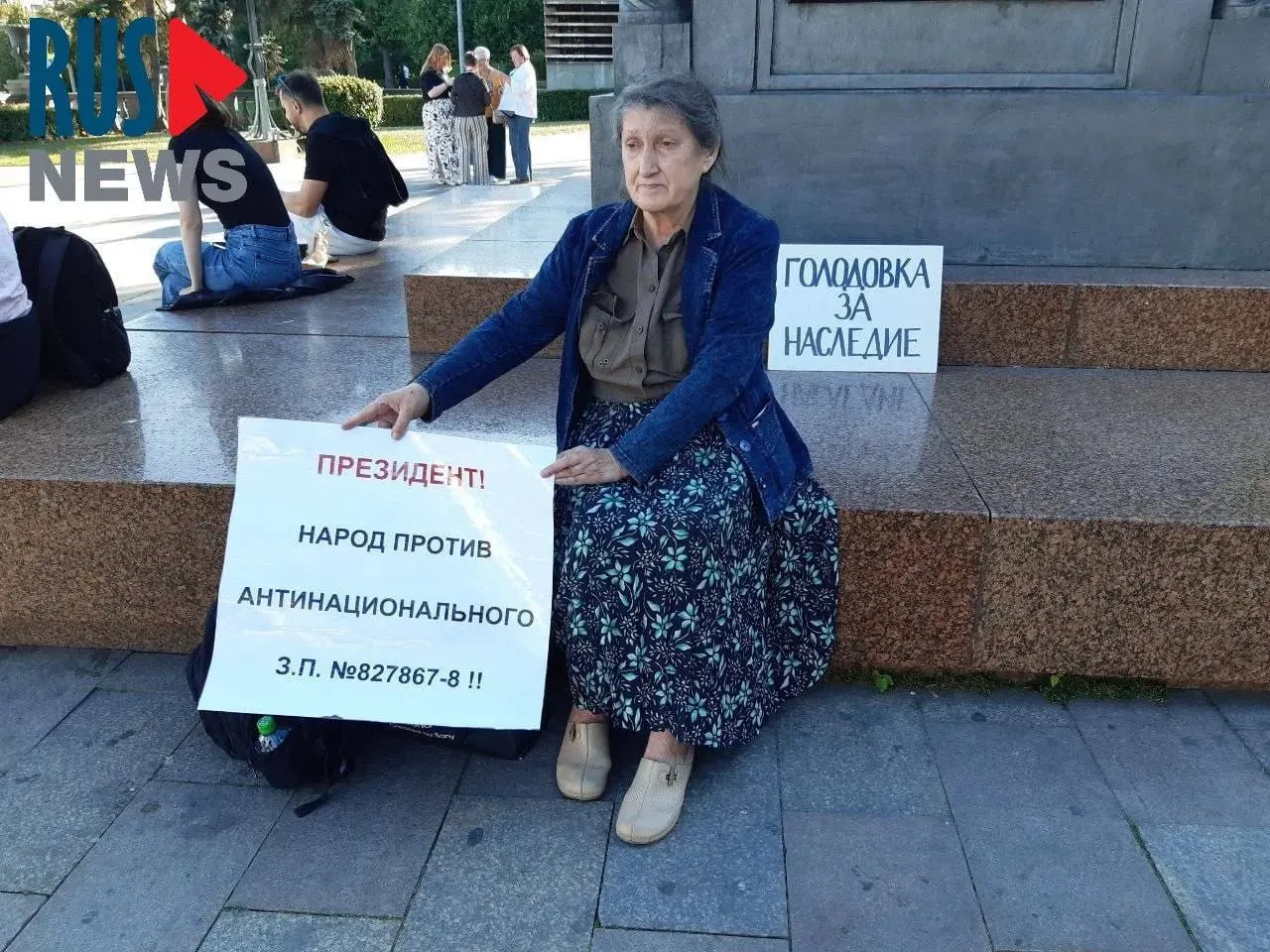 Председатель новосибирского отделения ВООПИК Наталья Шамина объявила голодовку у памятника в Москве. Её доставили в полицию, а затем перевезли в психиатрическую больницу; коллеги намерены оспорить помещение.