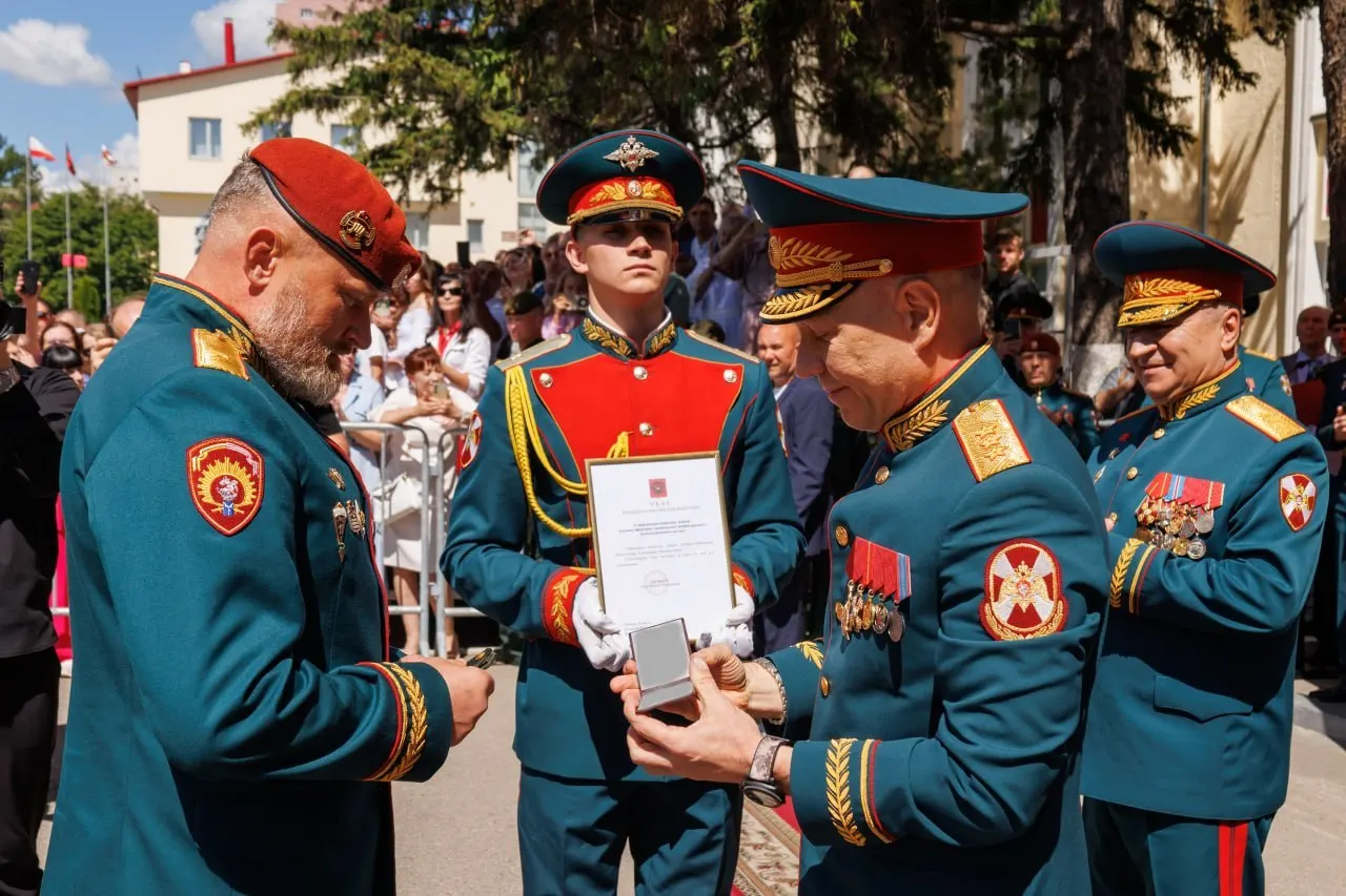 Начальнику Саратовского военного института войск национальной гвардии Александру Белоглазову присвоено воинское звание генерал-лейтенанта.