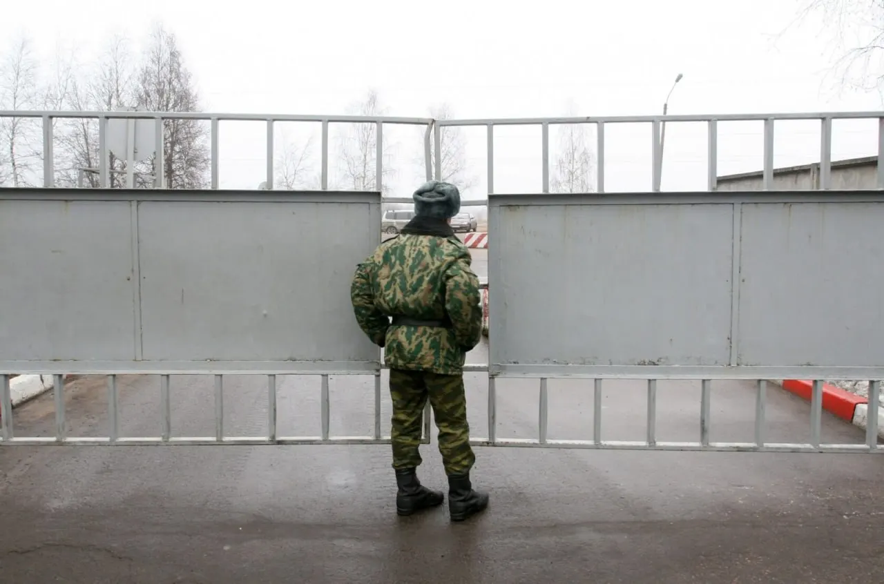 Депутат из Томской области заявил, что пропавшим военнослужащим всё чаще присваивают статус «самовольно покинувших часть», что лишает их родственников выплат. По оценкам, такой ярлык уже получили десятки тысяч солдат, в том числе погибшие, раненые и попавшие в плен.