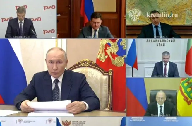 На совещании с правительством обсудили обеспечение запасов топлива: предложены мини-НПЗ и импортные поставки, президент поддержал участие малого и среднего бизнеса и дал поручения по субсидиям и наращиванию производства.