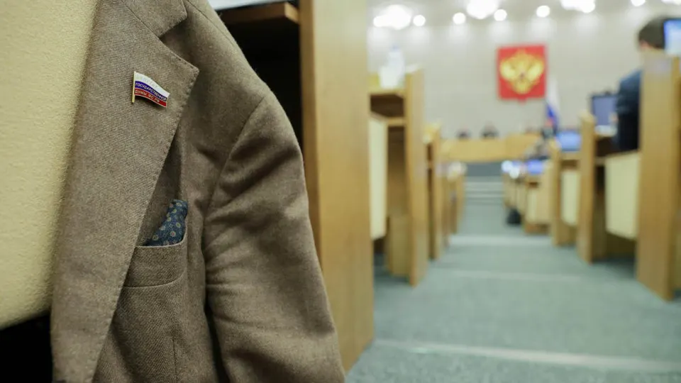 Правительство поддержало инициативу об отмене ответственности за отсутствие или несвоевременную подачу деклараций региональными парламентариями. Поправки снимают ряд дисциплинарных мер, но документ нуждается в доработке.