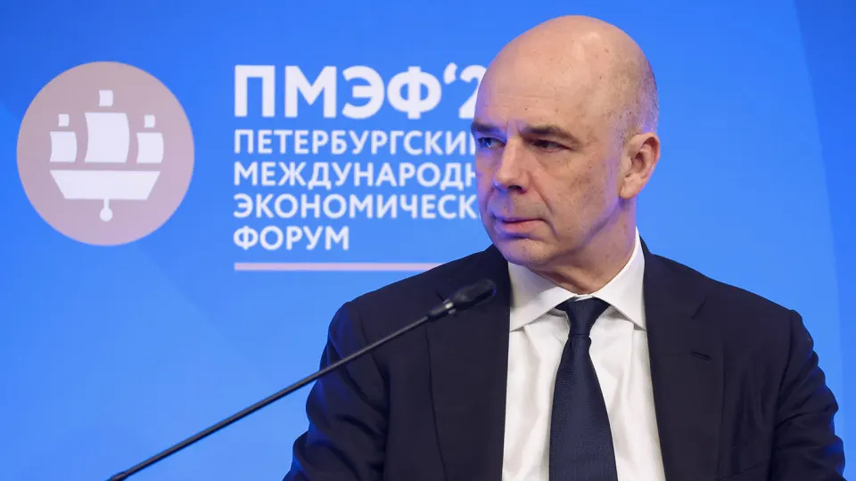 На последних аукционах Министерство финансов привлекло менее 10 млрд руб., а торги 15 июля не состоялись из‑за отсутствия заявок по приемлемым ценам. Причины — неопределённость бюджетной политики, переоценка ставок и опасения инвесторов.