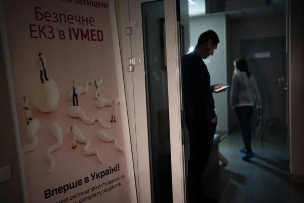 Депутаты приняли поправки в закон «О ветеранах»: вспомогательные репродуктивные технологии, включая ЭКО, станут бесплатными для жен участников и инвалидов боевых действий и для вдов в течение пяти лет после гибели супруга. Суррогат и криоконсервация остаются платными.