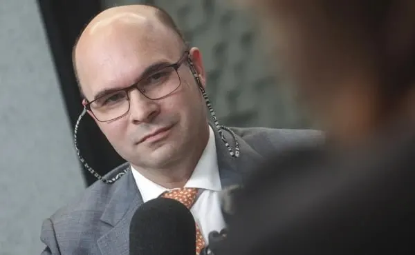 Зампредседателя Центробанка Алексей Заботкин в прямой линии ответил на вопросы слушателей: курс рубля держится в стабильном диапазоне, его драйверы — экспорт, рублевый спрос на импорт и бюджетное правило; заморозка вкладов невозможна.