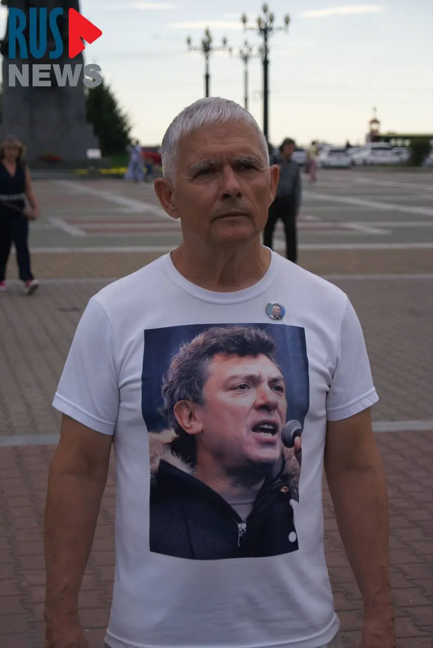 В Хабаровске активист Зигмунд Худяков появился на Комсомольской площади в футболке с изображением Бориса Немцова и публично прочитал стихотворение; ранее его уже задерживали за такую же одежду и судил за неповиновение полиции.
