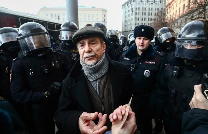 В Хорошевском суде Москвы началось заочное рассмотрение уголовного дела против 84‑летнего Льва Пономарёва. Прокурор просит 6,5 года колонии и запрет администрирования сайтов на 10 лет. Ему вменяют создание «нежелательной» организации и публикации без маркировки «иностранного агента».