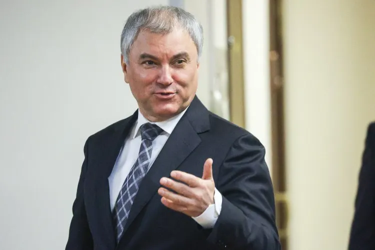 Спикер Госдумы рекомендовал активнее использовать электротранспорт: трамваи, по его мнению, помогут разгрузить дороги, улучшить экологию и могут заменить наземное метро там, где есть выделенные рельсовые полосы.