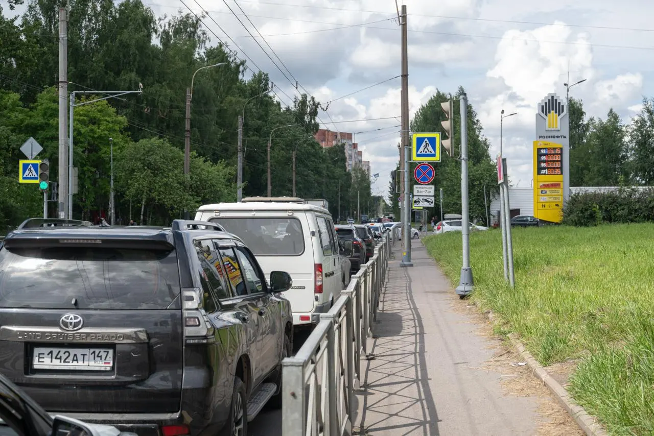 Проверка нескольких заправок в Санкт‑Петербурге показала: в начале июля в городе продолжают принимать поставки бензина стандарта Евро‑5. Решение о допуске Евро‑3 связано с ограничениями после атак на нефтеперерабатывающие заводы.