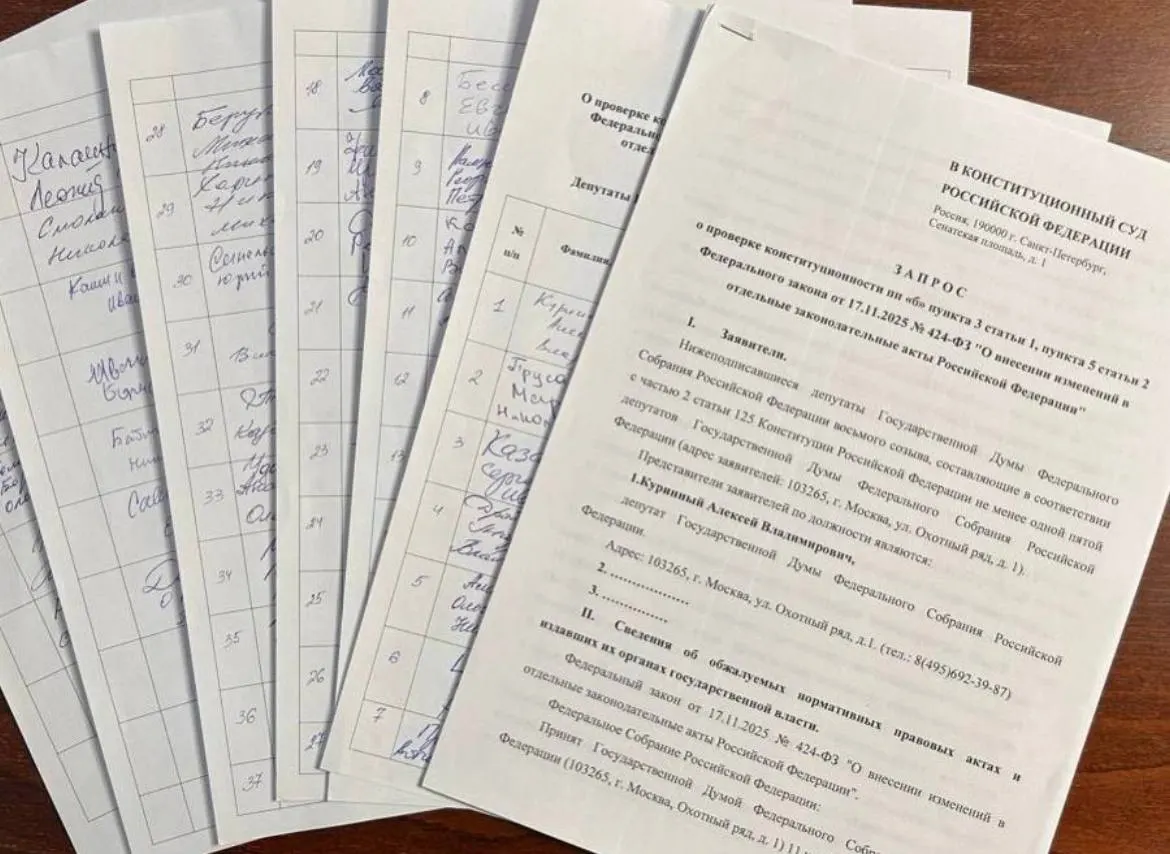 Депутат от Ульяновской области Алексей Куринный собрал 73 подписи для запроса в Конституционный суд о проверке закона об обязательной отработке для студентов‑медиков; для парламентской инициативы требуется 90 подписей.
