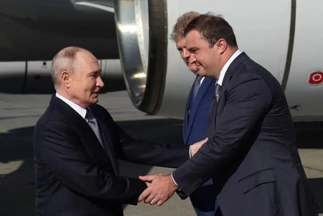 На рабочей встрече затронули экономические показатели региона, рост в сельском хозяйстве, крупные инфраструктурные проекты, а также вопросы жилья и поддержки участников СВО.