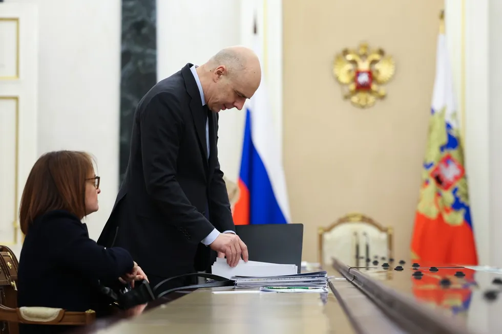 Госдума дала Минфину возможность оперативно увеличивать расходы и занимать сверх установленного потолка госдолга. Это ослабляет бюджетную дисциплину, повышает риски для ставок и инфляции и снижает предсказуемость для бизнеса.