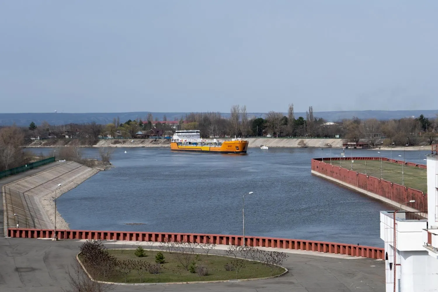 Из‑за ночных атак беспилотников на суда в Азовском море временно остановлено движение по каналу; это может затронуть значительную долю экспорта пшеницы из России.