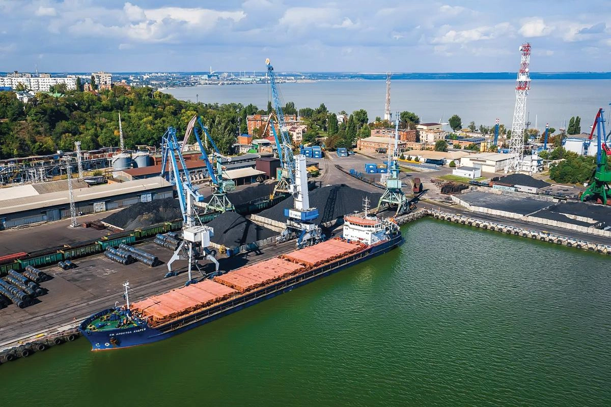 Из‑за атак беспилотников отгрузки из портов Азовского моря приостановлены, поэтому Минсельхоз предложил покрыть до 90% расходов на перевозку зерна из Ростовской области в черноморские и балтийские порты.