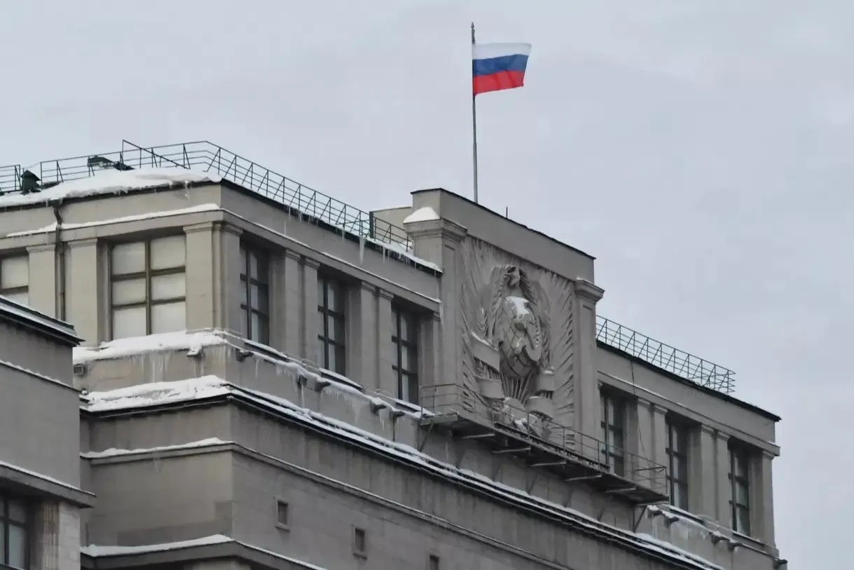 В принятом во втором и третьем чтениях законе право иностранца на работу в России привязали к уровню дохода: мигрант должен подтверждать способность содержать себя и находящихся на его иждивении членов семьи. Введены новые правила отчётности по доходам, особые условия для детей и повышенные пороги для высококвалифицированных специалистов.