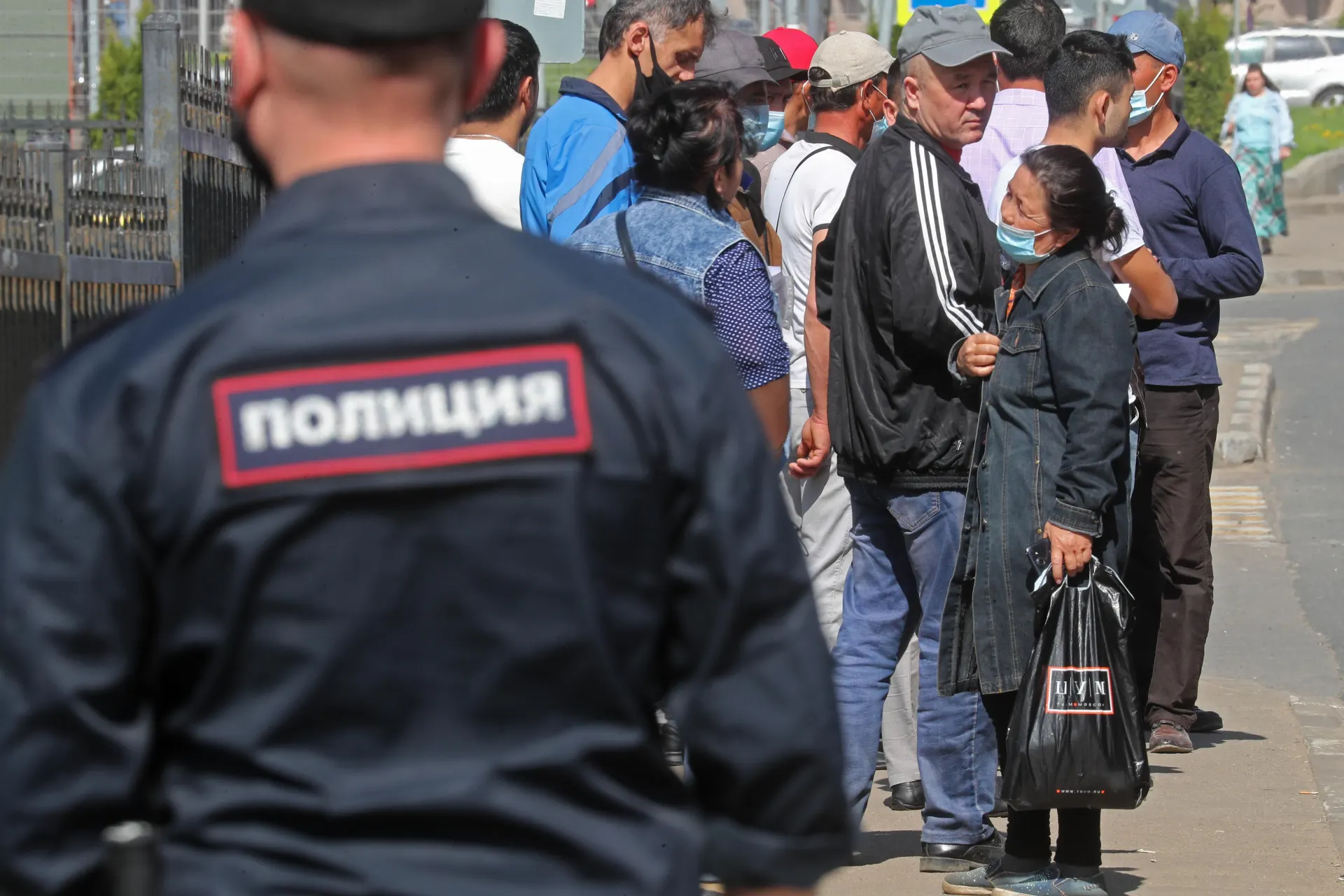 В поправках ко второму чтению законопроекта об обязательной депортации предлагают добавить в перечень оснований для безальтернативного выдворения дискриминацию и неповиновение законным требованиям пограничников. Документ ранее прошёл первое чтение.