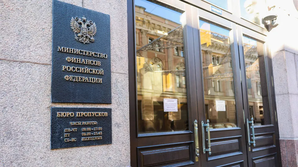 После 2022 года федеральный бюджет всё сильнее опирается на заимствования: госдолг заметно вырос, а расходы на обслуживание долга стали одной из крупнейших статей расходов. Эксперты предлагают ввести пределы долговой нагрузки и предупредительные ориентиры.