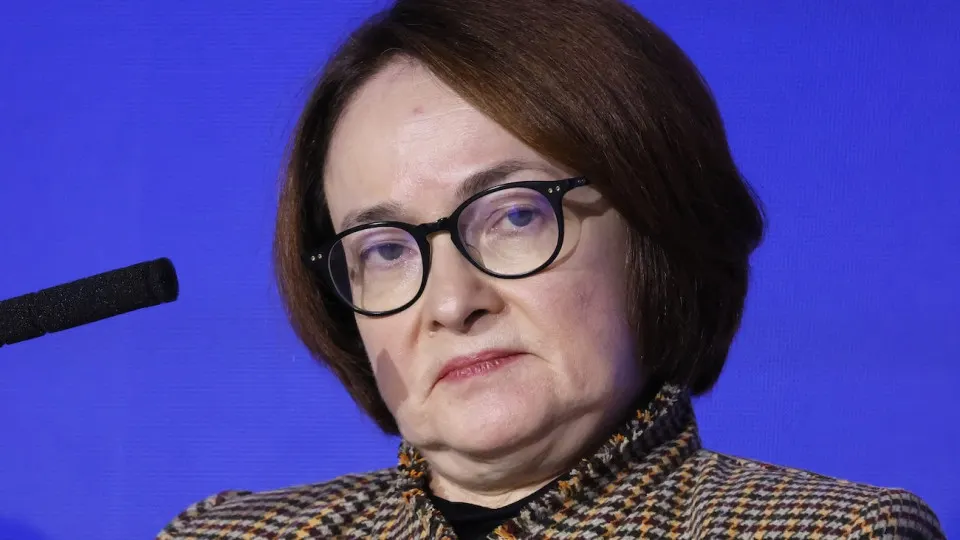Из‑за резкого роста цен на топливо рынки и банки всё активнее рассчитывают, что цикл смягчения монетарной политики завершится, а вероятность повышения ключевой ставки в ближайшие 1–2 года выросла.