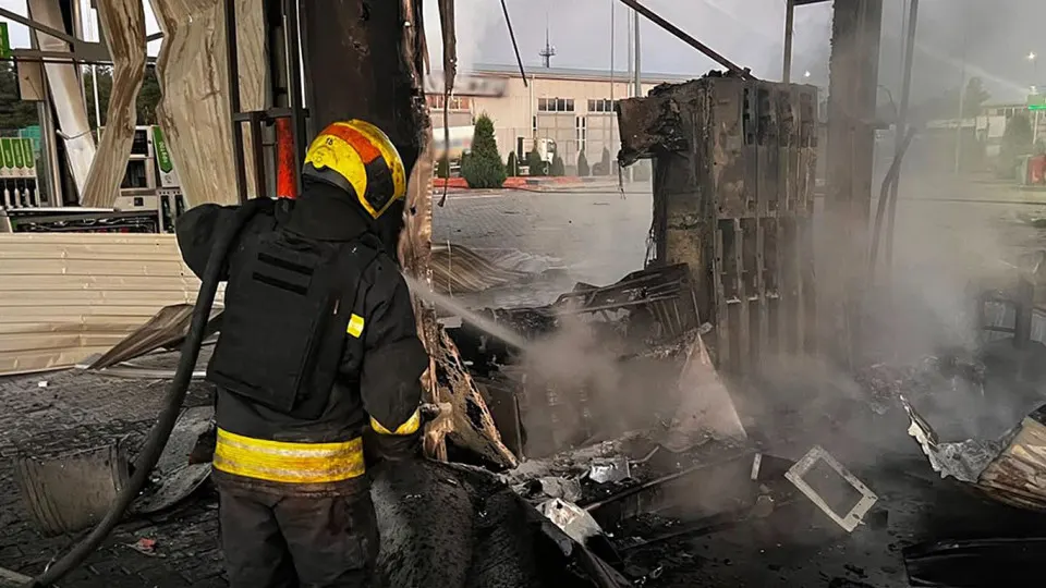 Ночью 1 июля беспилотники атаковали Днепропетровскую область: повреждены пять автозаправок, одна женщина погибла, трое ранены. Одновременно в России наблюдается серьёзный топливный кризис — падение производства, ограничения продаж, рост цен и экстренные импортные поставки.