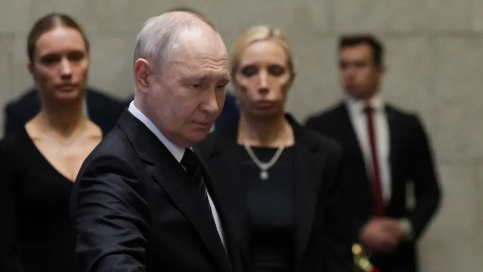 По словам нескольких источников, близких к Кремлю, российское руководство склоняется к усилению военных действий ради полного захвата Донбасса, несмотря на призывы к остановке боёв и очевидные экономические и кадровые сложности.
