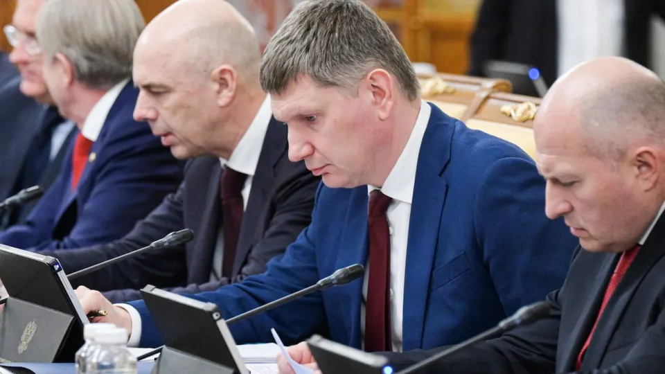Минэкономразвития зафиксировало прирост ВВП за январь–май всего 0,2%. За пределами Москвы наблюдается стагнация и риски рецессии; падение нефтяных цен и проблемы НПЗ усиливают давление на бюджет и инфляцию.