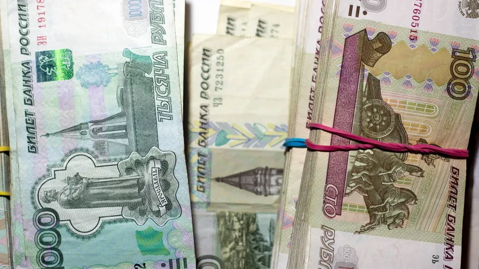 С 1 по 16 июля наличные в обращении выросли на 513 млрд рублей; банки теряют депозиты и активно берут средства у ЦБ через операции репо, растёт доля проблемных кредитов.