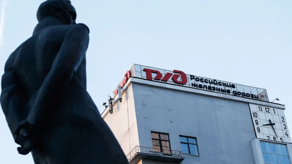 Правительство решило ускорить запланированное повышение тарифов РЖД, чтобы поддержать монополию с почти 4 трлн рублей долга. Повышения вступят в силу с 1 октября; компания сокращает расходы и персонал.