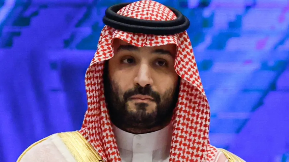 Рияд сократил официальную отгрузочную цену сорта Arab Light на $11 за баррель и впервые с 2020 года продаёт нефть с дисконтом к региональным бенчмаркам. Это оказывает серьёзное давление на мировые цены и усугубляет проблемы российского бюджета.