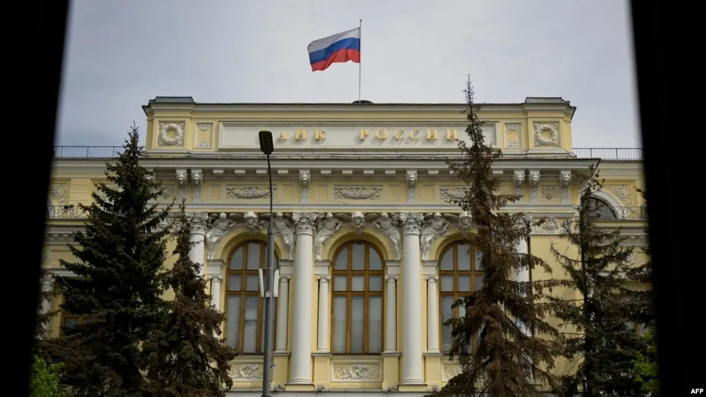 ЦБ включил Bitcoin, Ethereum и USDT в перечень криптоактивов, доступных на биржах; введены лимиты доступа для инвесторов; новый закон о цифровых валютах вступит в силу в 2026 году.