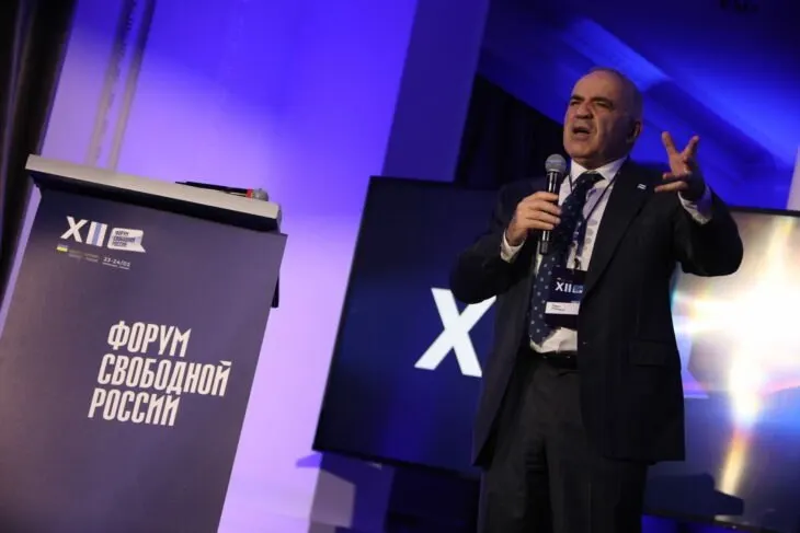 Форум свободной России назвал выборы фарсом, утверждая, что голосование — лишь маска подлинной политики, а речь идёт о продолжении войны и легитимации территориальных захватов.