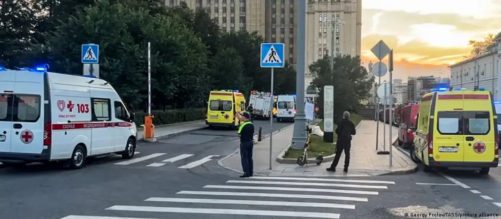 В центре Москвы прогремел взрыв у ресторана Balzi Rossi. По меньшей мере пять человек погибли, следствие рассматривает версию попытки покушения на главнокомандующего ВКС Александра Чайко. Мэр назвал случившееся терактом, возбуждено уголовное дело.