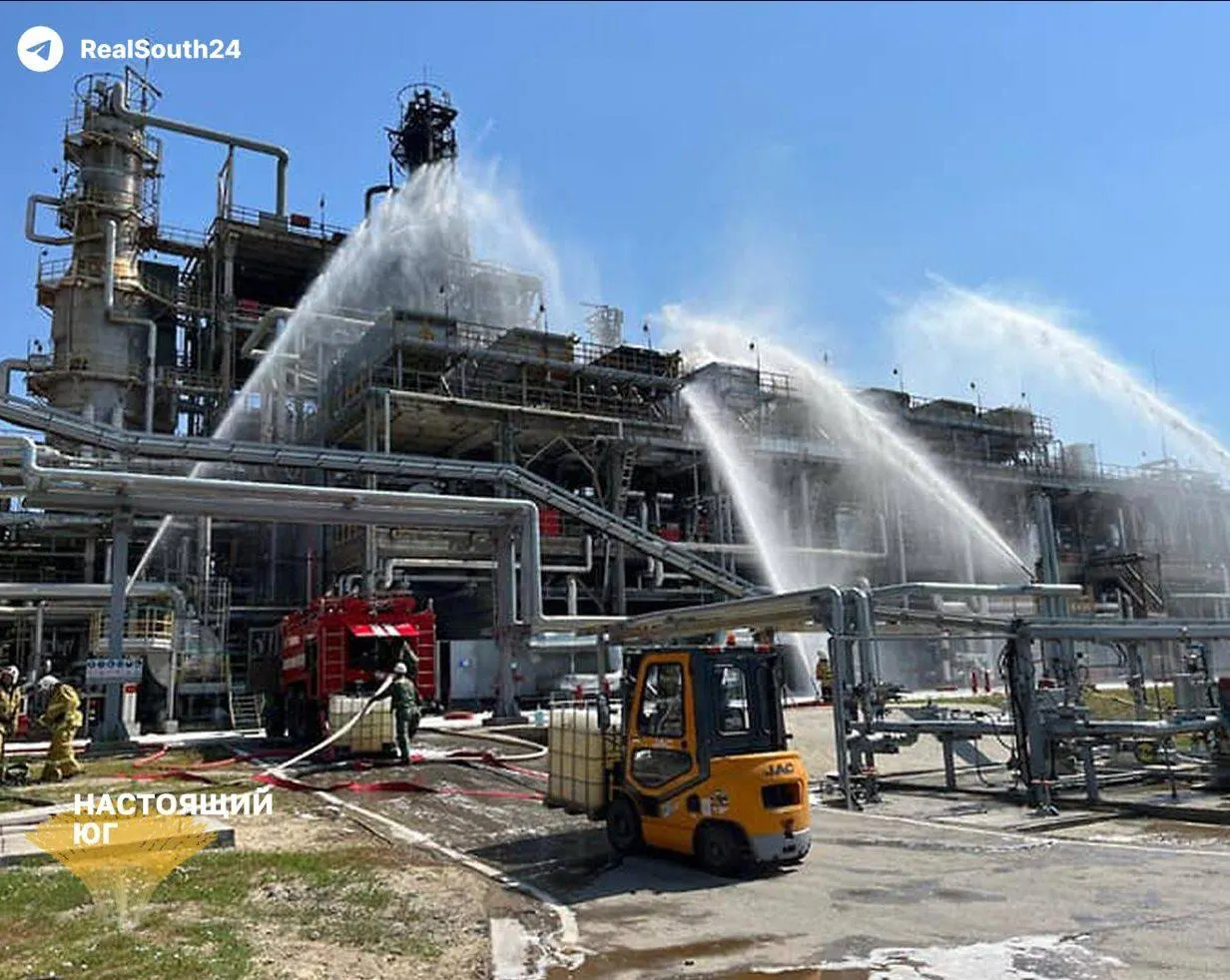 Август стал тяжёлым месяцем для нефтепереработки в России: серия атак на НПЗ снизила переработку и привела к росту цен на бензин.