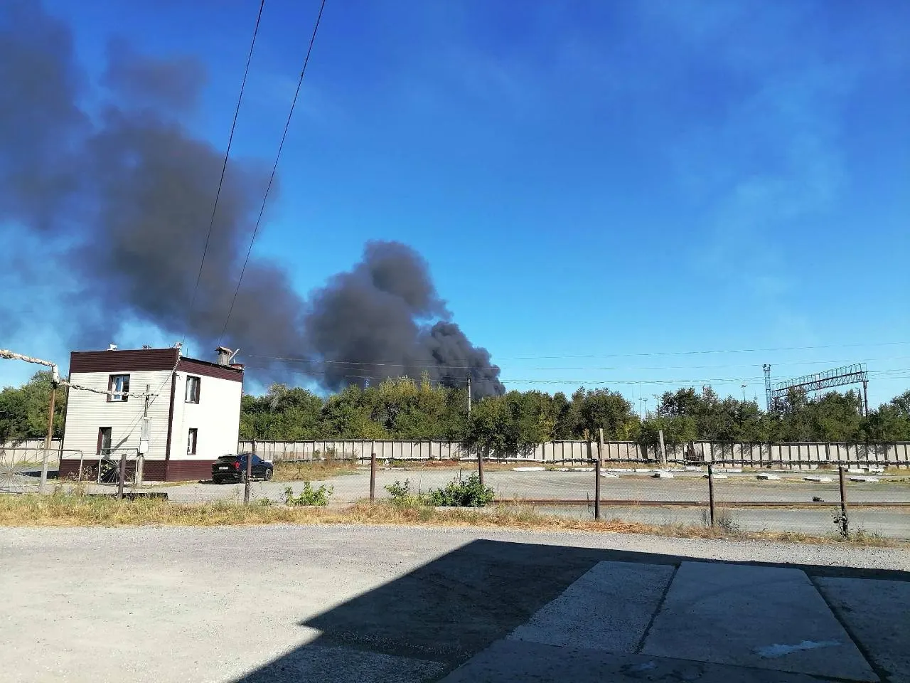Жителей просят оставаться дома, не подходить к окнам; возможны перебои со связью и инфраструктурой. Уточняются данные по возможной атаке в соседней Оренбургской области.