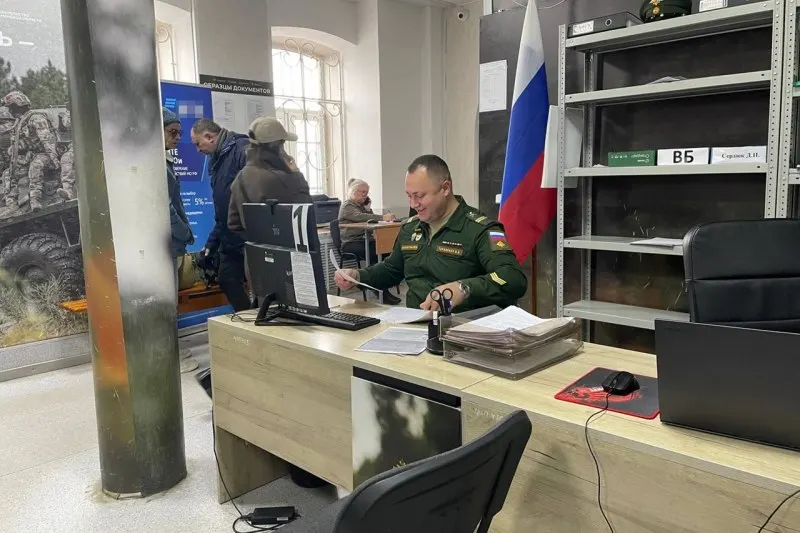 Официальные лица опровергли слухи о мобилизации, назвав их информационными утками; эксперты считают, что цель — давление на общество.