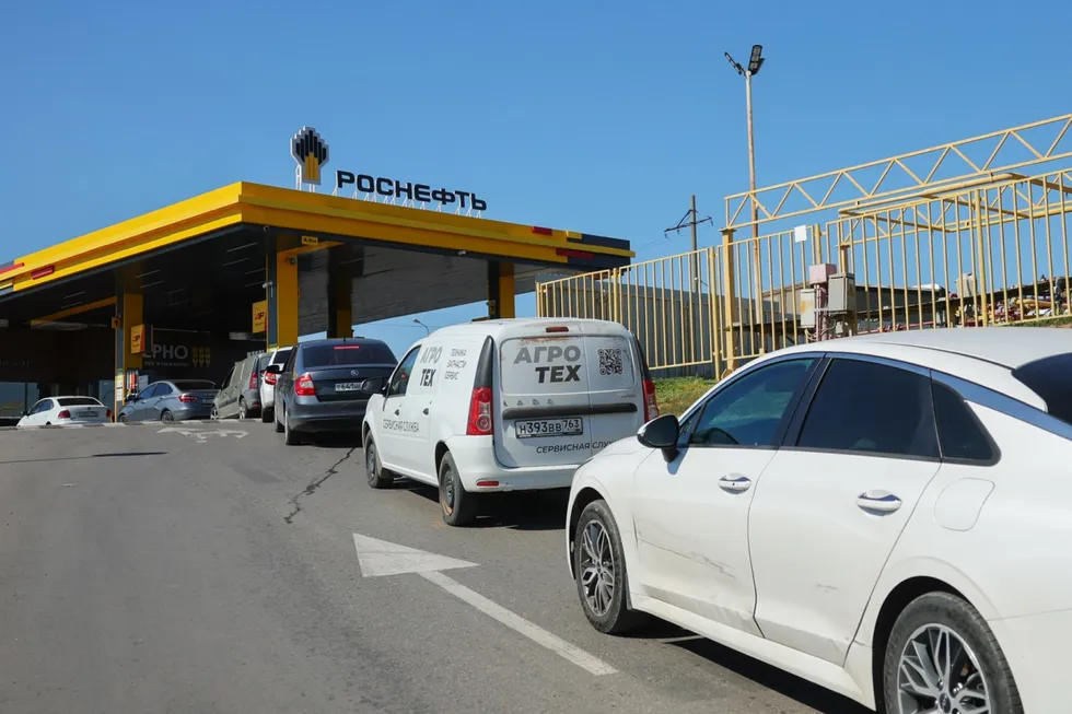 Цены на бензин и дизель продолжают расти, регионы вводят лимиты на продажу топлива, очереди на заправках снова становятся частью повседневной жизни. В стране усилились перебои с поставками и импортом топлива.