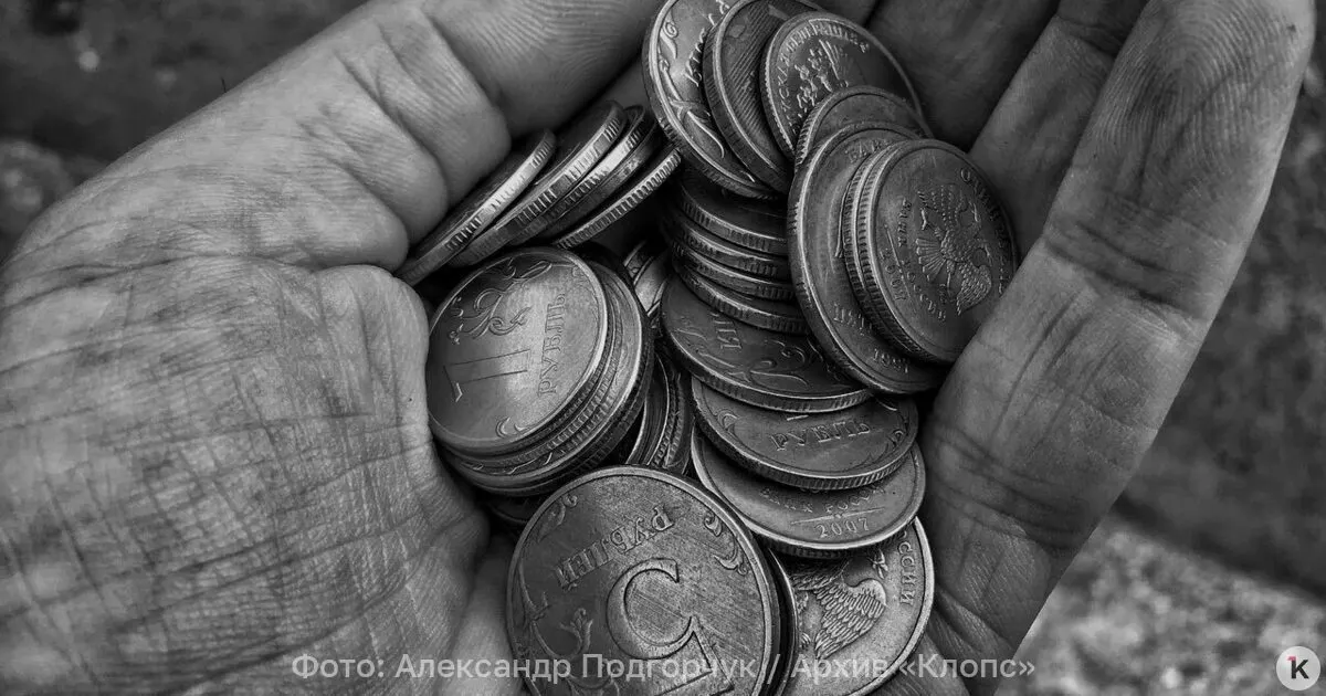 На середине 2026 года средняя пенсия по старости достигла 27 224 рубля; работающие пенсионеры в среднем зарабатывают около 24 929 рублей, а неработающие — 27 850.