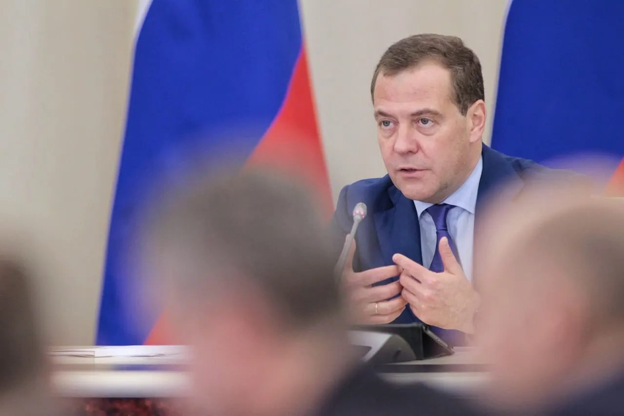 Лидер партии отметил, что военный этап может завершиться, но противостояние на идеологическом фронте сохранится, и внутри страны должны продолжаться воспитательные усилия.