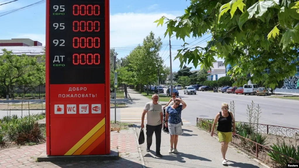 По всей стране продолжается дефицит бензина на заправках: очереди растут, вводятся ограничения на отпуск топлива, и обсуждаются причины, связанные с атакой на топливно-энергетический комплекс.
