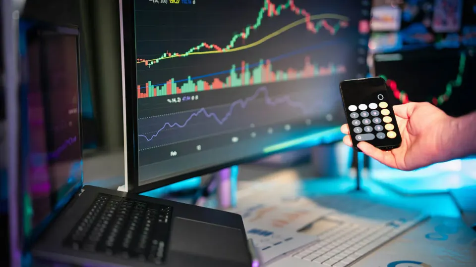 Стейблкоин USDT может блокировать активы, что влияет на расчеты и банковскую инфраструктуру России; обзор последних событий вокруг криптовалют и санкций.