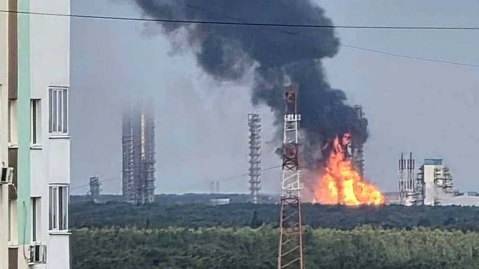 Крупный нефтехимический комплекс в Тюменской области прекратил производство после атаки беспилотников; рассматриваются последствия и повреждения.