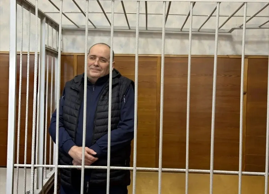 Экс-чиновник признан виновным в крупной взятке; общий срок — 14 лет колонии и штраф почти 17 млн рублей.