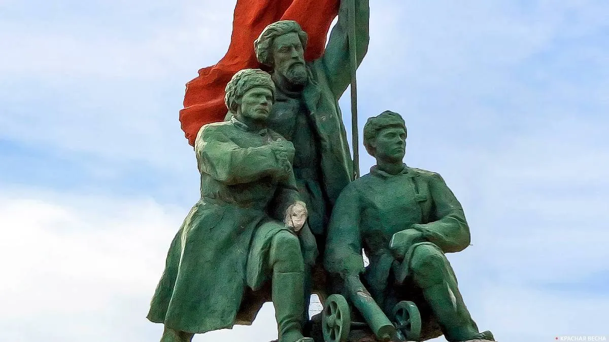 В Иркутске объявили о реставрации памятника Борцам революции, а в Хабаровске открытие нового мемориала спровоцировало дипломатический скандал и широкую дискуссию.