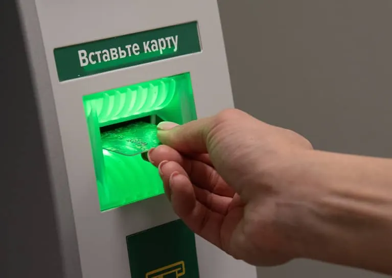 Обзор поправок к правилам блокировки счетов: банки смогут временно приостанавливать операции при частичном совпадении данных клиентов с данными лиц в санкционных перечнях.